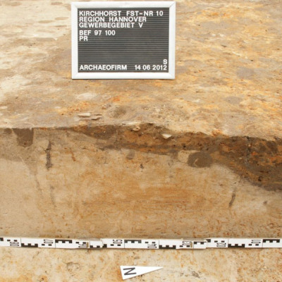Zerstörtes Urnengrab im ehemaligen Uferbereich